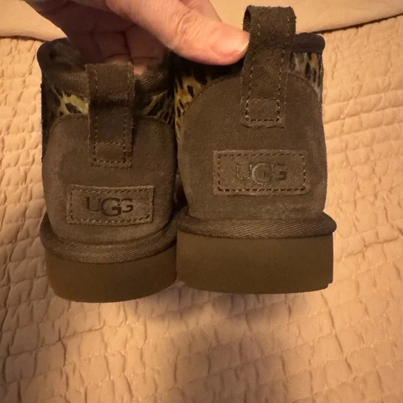 UGG Women’s Ultra Mini Caspian Calf Hair Boots Cheetah Size 9 - Picture 5 of 6